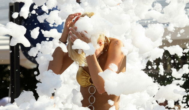 Zrce, Novalja 290710.
Aquarius pjena party srpanj 2010. – Jedan od zastitnih znakova Aquariusa na Zrcu je pjena party. Svakog dana na after beach partyjima on starta u 17.00 te se ponovi jos nekoliko puta. Ove godine Aquarius ima i dodatni top koji baca p