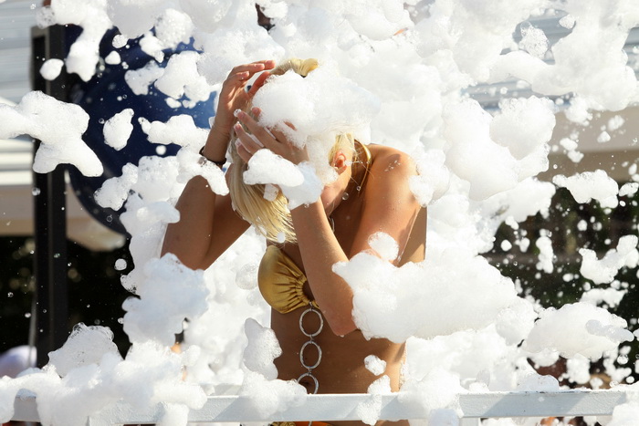 Zrce, Novalja 290710.
Aquarius pjena party srpanj 2010. – Jedan od zastitnih znakova Aquariusa na Zrcu je pjena party. Svakog dana na after beach partyjima on starta u 17.00 te se ponovi jos nekoliko puta. Ove godine Aquarius ima i dodatni top koji baca p Zrce, Novalja 290710.
Aquarius pjena party srpanj 2010. – Jedan od zastitnih znakova Aquariusa na Zrcu je pjena party. Svakog dana na after beach partyjima on starta u 17.00 te se ponovi jos nekoliko puta. Ove godine Aquarius ima i dodatni top koji baca p