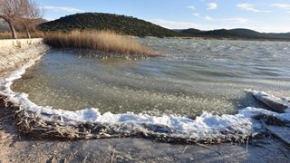 Zaledilo Vransko jezero u lučici na Prosici