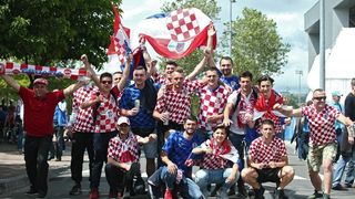 Hrvatski navijači okupirali Saint-Etienne pred utakmicu između Hrvatske i Češke. Photo: Sanjin Strukić/PIXSELL