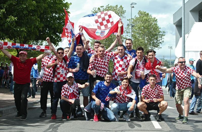 Hrvatski navijači okupirali Saint-Etienne pred utakmicu između Hrvatske i Češke. Photo: Sanjin Strukić/PIXSELL