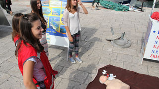 Nacionalna društva Crvenog križa diljem svijeta, potaknuta inicijativom Međunarodne federacije društava Crvenog križa i Crvenog polumjeseca (IFRC), obilježila su i ove godine Svjetski dan prve pomoći. Ovo je bila još jedna prilika da se ukaže na važnost p Nacionalna društva Crvenog križa diljem svijeta, potaknuta inicijativom Međunarodne federacije društava Crvenog križa i Crvenog polumjeseca (IFRC), obilježila su i ove godine Svjetski dan prve pomoći. Ovo je bila još jedna prilika da se ukaže na važnost p