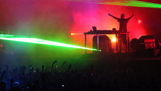 Zrce, 090711.
Na prvom hrvatskom Big Beach partyju na plazi Zrce nastupio je Fatboy Slim pred oko 10 tisuca posjetitelja. Fatboy Slim, DJ za siroke narodne mase. Svo vrijeme dvosatnog nastupa drzao je publiku u visokom ritmu tako da je ona svo vrijeme ple Zrce, 090711.
Na prvom hrvatskom Big Beach partyju na plazi Zrce nastupio je Fatboy Slim pred oko 10 tisuca posjetitelja. Fatboy Slim, DJ za siroke narodne mase. Svo vrijeme dvosatnog nastupa drzao je publiku u visokom ritmu tako da je ona svo vrijeme ple