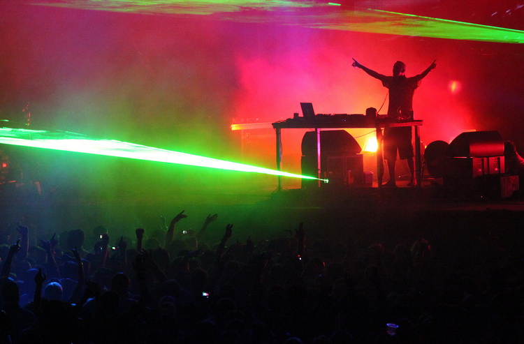 Zrce, 090711.
Na prvom hrvatskom Big Beach partyju na plazi Zrce nastupio je Fatboy Slim pred oko 10 tisuca posjetitelja. Fatboy Slim, DJ za siroke narodne mase. Svo vrijeme dvosatnog nastupa drzao je publiku u visokom ritmu tako da je ona svo vrijeme ple Zrce, 090711.
Na prvom hrvatskom Big Beach partyju na plazi Zrce nastupio je Fatboy Slim pred oko 10 tisuca posjetitelja. Fatboy Slim, DJ za siroke narodne mase. Svo vrijeme dvosatnog nastupa drzao je publiku u visokom ritmu tako da je ona svo vrijeme ple