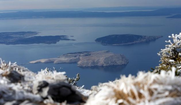 Velebit, Zavizan – Sjeverni Velebit, nacionalni park. Iako je sredina najljuceg zimskog mjeseca, Velebit je bez snijeznog pokrivaca. Planinarski dom i meteoroloska stanica s gospodinom Antom Vukusicem ne pamti ovakav sijecanj,a kako navodi nas promatrac n