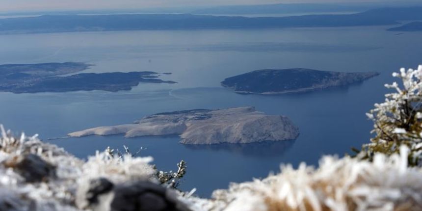 Velebit, Zavizan – Sjeverni Velebit, nacionalni park. Iako je sredina najljuceg zimskog mjeseca, Velebit je bez snijeznog pokrivaca. Planinarski dom i meteoroloska stanica s gospodinom Antom Vukusicem ne pamti ovakav sijecanj,a kako navodi nas promatrac n Velebit, Zavizan – Sjeverni Velebit, nacionalni park. Iako je sredina najljuceg zimskog mjeseca, Velebit je bez snijeznog pokrivaca. Planinarski dom i meteoroloska stanica s gospodinom Antom Vukusicem ne pamti ovakav sijecanj,a kako navodi nas promatrac n