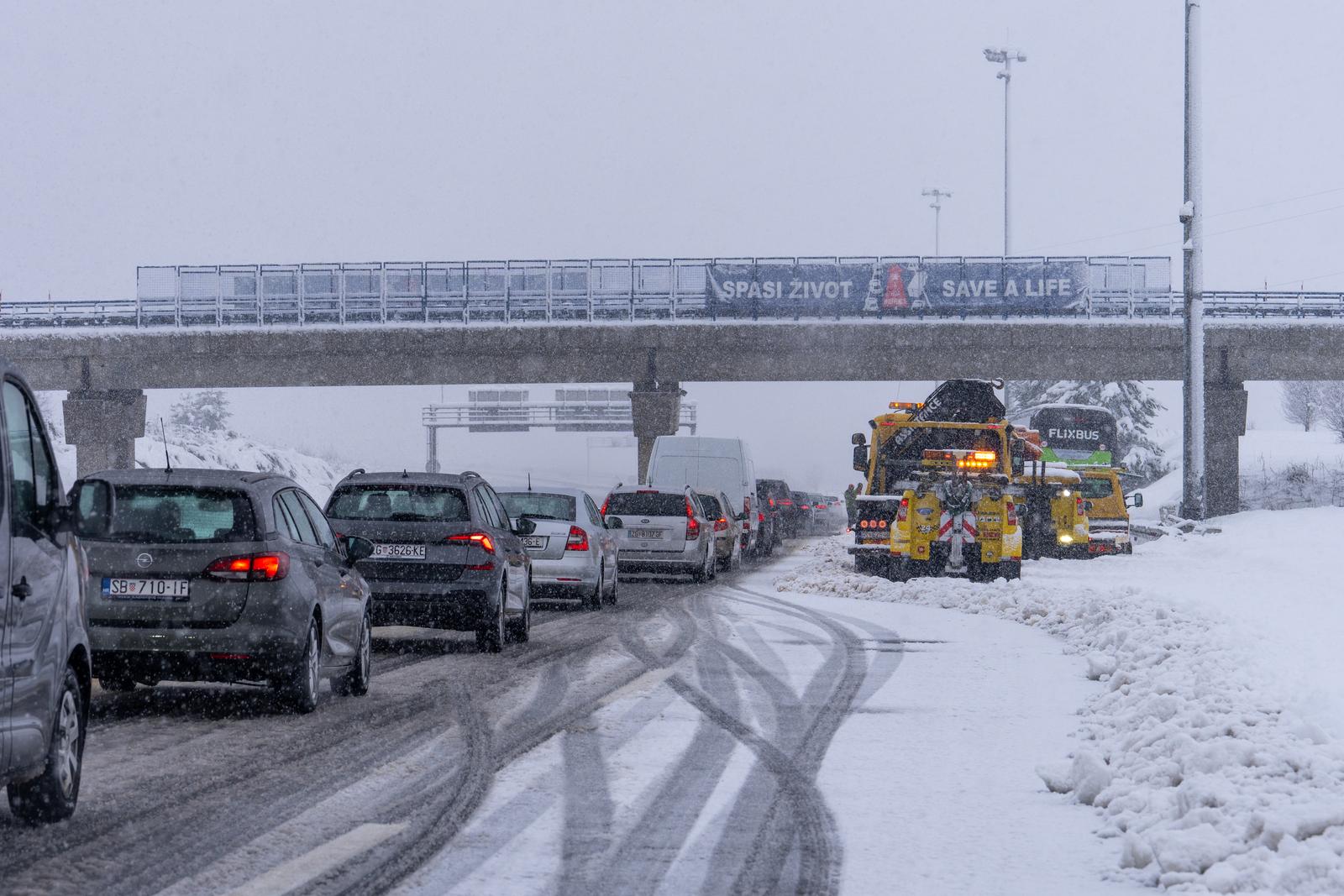 Lančani sudar autobusa i pet automobila kod Gospića