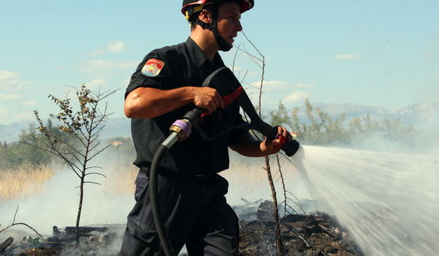 Zadar, 180712.  
Pozar u Smokovicu ponovno je aktivan.
Na terenu su djelatnici JVP Zadar, a pozvane su i zracne snage. Vatrogasci su branili kuce od pozara koji je zahvatio i neka dvorista.
Na fotografiji: detalj sa mjesta pozara.
Foto: Jure Miskovic / CR