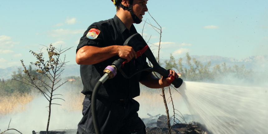 Zadar, 180712.
Pozar u Smokovicu ponovno je aktivan.
Na terenu su djelatnici JVP Zadar, a pozvane su i zracne snage. Vatrogasci su branili kuce od pozara koji je zahvatio i neka dvorista.
Na fotografiji: detalj sa mjesta pozara.
Foto: Jure Miskovic / CR Zadar, 180712.
Pozar u Smokovicu ponovno je aktivan.
Na terenu su djelatnici JVP Zadar, a pozvane su i zracne snage. Vatrogasci su branili kuce od pozara koji je zahvatio i neka dvorista.
Na fotografiji: detalj sa mjesta pozara.
Foto: Jure Miskovic / CR