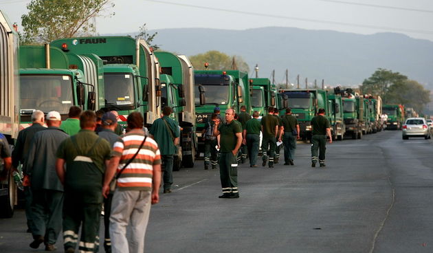 Zagreb, 230812.
Jakusevac.
Drugi dan blokade deponija Prudinec na Jakusevcu. Ulaz u deponij su blokirali stanovnici mjesta Jakusevac koji su nezadovoljni utjecajem koji deponija ima na uvjete zivota  stanovnistva u okolini.
Foto: Ronald Gorsic / CROPIX