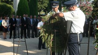 Zadar – Povodom obiljezavanja Dana pobjede i domovinske zahvalnosti i Dana hrvatskih branitelja kod sredisnjeg kriza na Gradskom groblju polozeni su vijenci i zapaljene svijece u sjecanje na sve poginule u Domovinskom ratu. Photo: Dino Stanin/PIXSELL