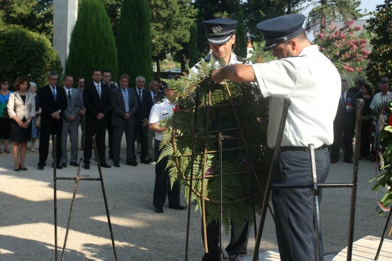 Zadar – Povodom obiljezavanja Dana pobjede i domovinske zahvalnosti i Dana hrvatskih branitelja kod sredisnjeg kriza na Gradskom groblju polozeni su vijenci i zapaljene svijece u sjecanje na sve poginule u Domovinskom ratu. Photo: Dino Stanin/PIXSELL
