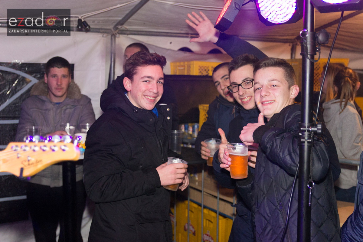 Humanitarni koncert “ZaDar Anđeli” održan je pod šatorom u u dvorištu Gimnazije Jurja Barakovića u Perivoju Vladimira Nazora