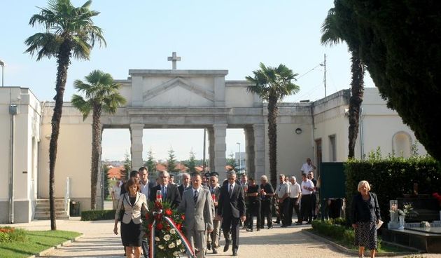 Zadar – Povodom obiljezavanja Dana pobjede i domovinske zahvalnosti i Dana hrvatskih branitelja kod sredisnjeg kriza na Gradskom groblju polozeni su vijenci i zapaljene svijece u sjecanje na sve poginule u Domovinskom ratu. Photo: Dino Stanin/PIXSELL