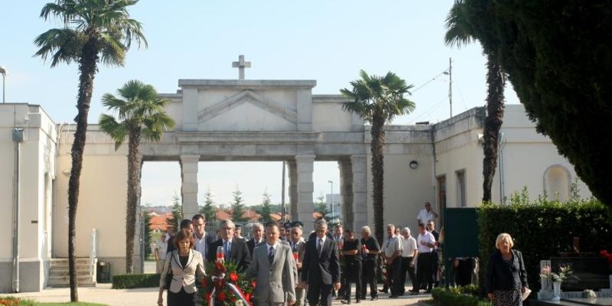 Zadar – Povodom obiljezavanja Dana pobjede i domovinske zahvalnosti i Dana hrvatskih branitelja kod sredisnjeg kriza na Gradskom groblju polozeni su vijenci i zapaljene svijece u sjecanje na sve poginule u Domovinskom ratu. Photo: Dino Stanin/PIXSELL Zadar – Povodom obiljezavanja Dana pobjede i domovinske zahvalnosti i Dana hrvatskih branitelja kod sredisnjeg kriza na Gradskom groblju polozeni su vijenci i zapaljene svijece u sjecanje na sve poginule u Domovinskom ratu. Photo: Dino Stanin/PIXSELL