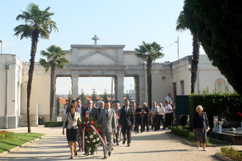 Zadar – Povodom obiljezavanja Dana pobjede i domovinske zahvalnosti i Dana hrvatskih branitelja kod sredisnjeg kriza na Gradskom groblju polozeni su vijenci i zapaljene svijece u sjecanje na sve poginule u Domovinskom ratu. Photo: Dino Stanin/PIXSELL
