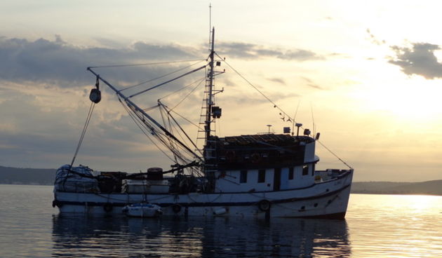 Mišnjak: Nasukana ribarica “Glamoč”