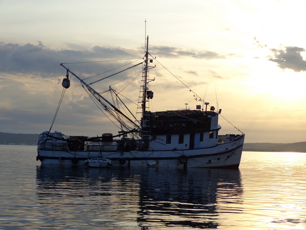 Mišnjak: Nasukana ribarica “Glamoč”
