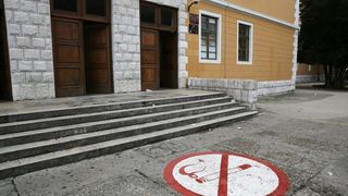 Veliki znak zabranjenog pusenja postavljen je ispred zgrade gimnazije u parku Vladimira Nazora. Ucenici koji budu u prekrsaju prvi put ce biti opomenuti dok sljedeceg puta sankcije ce biti stroze. Photo: Filip Brala/PIXSELL