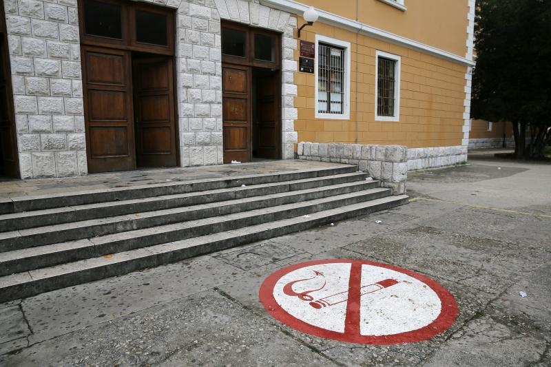 Veliki znak zabranjenog pusenja postavljen je ispred zgrade gimnazije u parku Vladimira Nazora. Ucenici koji budu u prekrsaju prvi put ce biti opomenuti dok sljedeceg puta sankcije ce biti stroze. Photo: Filip Brala/PIXSELL
