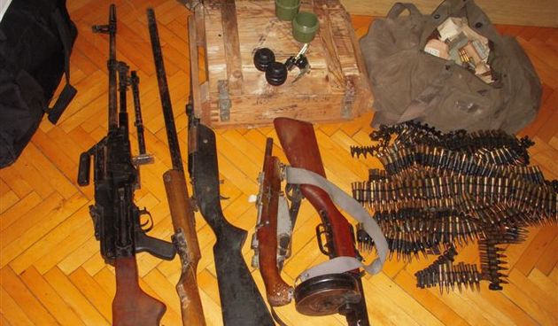 Policiji predao oružje, streljivo i bombe, foto: PU Zd