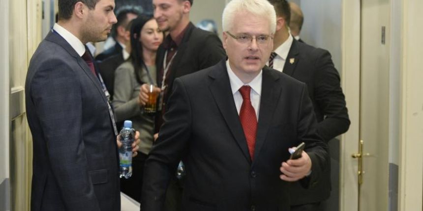 Zagreb – Izborni stozer aktualnog predsjednika i predsjednickog kandidata Ive Josipovica u Novinarskom domu gdje se ocekuju rezultati drugog kruga predsjednickih izbora. Ivo Josipovic u iscekivanju prvih izbornih rezultata. Photo: Marko Lukunic/PIXSELL