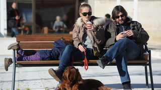 Zadar, 221212.
Prekrasan, gotovo proljetni dan, omogucio je zadranima da uzivaju u jutarnjoj setnji i kavi na terasama kafica. Temperatura zraka je 14 stupnjeva Celzijusa.
Na fotografiji: Zadrani uzivaju na Forumu.
Foto: Luka Gerlanc / CROPIX Zadar, 221212.
Prekrasan, gotovo proljetni dan, omogucio je zadranima da uzivaju u jutarnjoj setnji i kavi na terasama kafica. Temperatura zraka je 14 stupnjeva Celzijusa.
Na fotografiji: Zadrani uzivaju na Forumu.
Foto: Luka Gerlanc / CROPIX