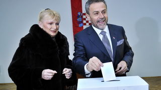 Zagreb, 100110
Izborno mjesto u Njegosevoj ulici.
Drugi krug predsjednickih izbora 2009. u kojem gradjani biraju izmedju Ive Josipovica i Milana Bandica.
Na slici: Vesna i Milan Bandic.
Foto: Boris Kovacev / CROPIX