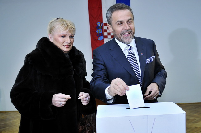 Zagreb, 100110
Izborno mjesto u Njegosevoj ulici.
Drugi krug predsjednickih izbora 2009. u kojem gradjani biraju izmedju Ive Josipovica i Milana Bandica.
Na slici: Vesna i Milan Bandic.
Foto: Boris Kovacev / CROPIX