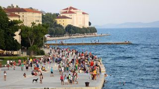 Panoramske fotografije s trajekta koji vozi od Zadra do otoka Ugljana. Photo: Filip Brala/PIXSELL Autor  Filip Brala/PIXSELL KLJUČNE RIJEČI  panorama, morske orgulje, pozdrav suncu, trajekt, riva