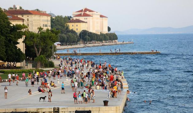 Panoramske fotografije s trajekta koji vozi od Zadra do otoka Ugljana. Photo: Filip Brala/PIXSELL Autor  Filip Brala/PIXSELL KLJUČNE RIJEČI  panorama, morske orgulje, pozdrav suncu, trajekt, riva