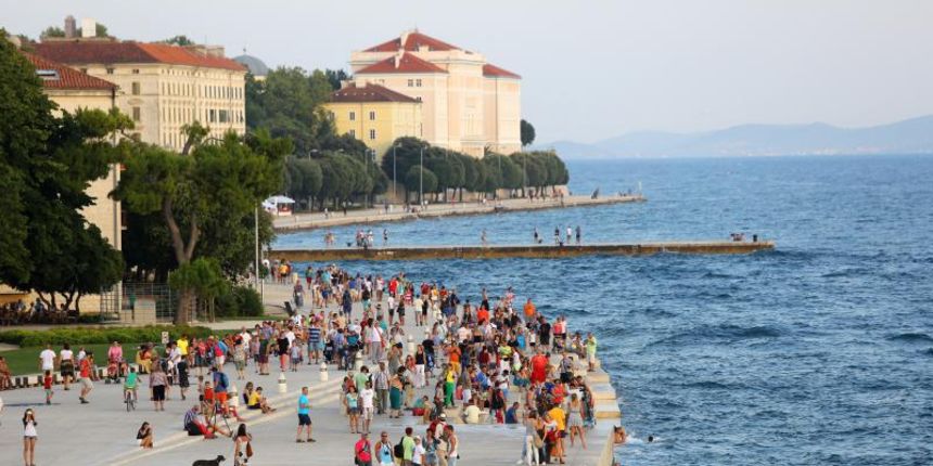 Panoramske fotografije s trajekta koji vozi od Zadra do otoka Ugljana. Photo: Filip Brala/PIXSELL Autor  Filip Brala/PIXSELL KLJUČNE RIJEČI  panorama, morske orgulje, pozdrav suncu, trajekt, riva