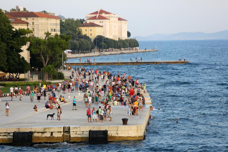 Panoramske fotografije s trajekta koji vozi od Zadra do otoka Ugljana. Photo: Filip Brala/PIXSELL Autor  Filip Brala/PIXSELL KLJUČNE RIJEČI  panorama, morske orgulje, pozdrav suncu, trajekt, riva