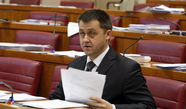 Zagreb, 121212.
Sabor.
Hrvatski sabor je u nastavku zasjedanja raspravljao o konacnom prijedlogu Zakona o registru biraca, koji bi trebao otkloniti probleme u popisu biraca i nesklad izmedju broja biraca i broja stanovnika.
Na fotografiji: Igor Dragovan.