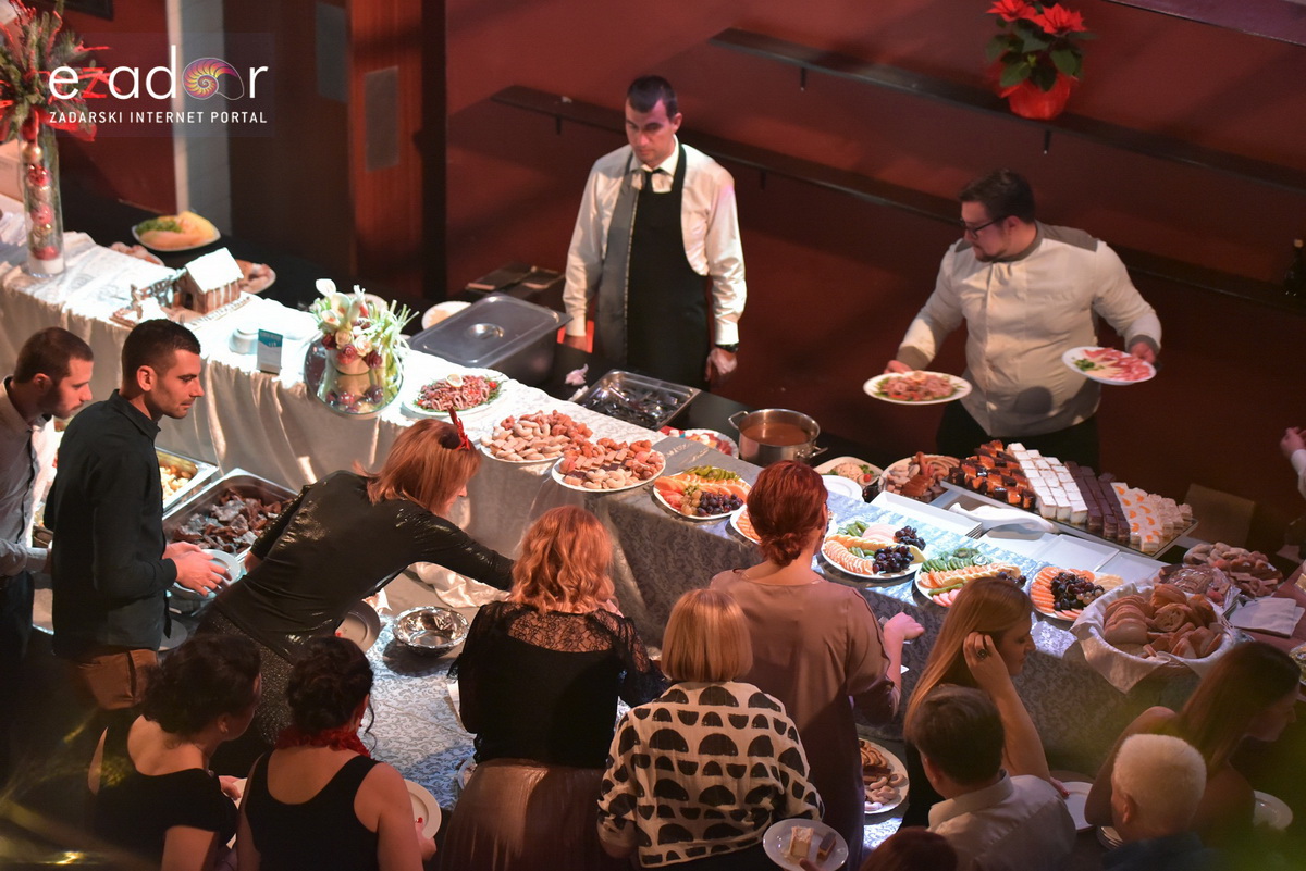 Tisuće Zadrana uživalo na krcatom Narodnom trgu i Tgu Petra Zoranića uz Tomislava Bralića i klapu Intrade Tisuće Zadrana uživalo na krcatom Narodnom trgu i Tgu Petra Zoranića uz Tomislava Bralića i klapu Intrade