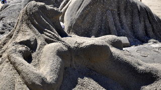 Lopar, 150612.
Nakon tri dana zavrsen je Prvi festival skulpture u pijesku
Najpjescanija plaza u Loparu, Rajska plaza ugostila je umjetnike i studente likovne akademije iz Zagreba na prvom festivalu skulpture u pijesku. Ukupno je izradjeno sedam skulptur Lopar, 150612.
Nakon tri dana zavrsen je Prvi festival skulpture u pijesku
Najpjescanija plaza u Loparu, Rajska plaza ugostila je umjetnike i studente likovne akademije iz Zagreba na prvom festivalu skulpture u pijesku. Ukupno je izradjeno sedam skulptur