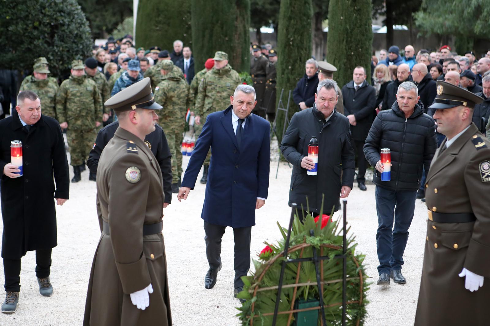 Na Gradskom groblju odana počast poginulim hrvatskim braniteljima povodom 30. obljetnice VRO Maslenica Na Gradskom groblju odana počast poginulim hrvatskim braniteljima povodom 30. obljetnice VRO Maslenica