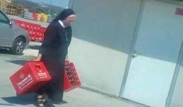 Časna koja nosi dvi teške gajbe piva izazvala buru reakcija na društvenim mrežama