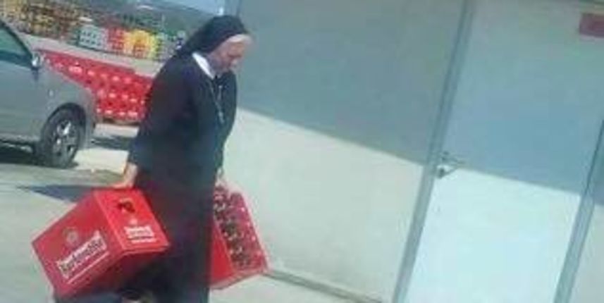 Časna koja nosi dvi teške gajbe piva izazvala buru reakcija na društvenim mrežama Časna koja nosi dvi teške gajbe piva izazvala buru reakcija na društvenim mrežama