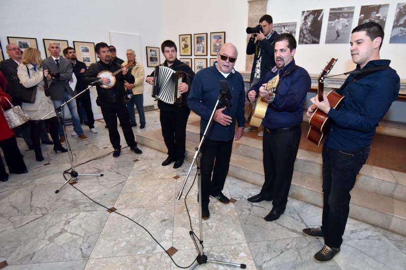 U Gradskoj loži otvorena izložba fotografija posvećena “zlatnoj kopački” – Josipu Skoblaru. Foto: Dino Stann/PIXSELL