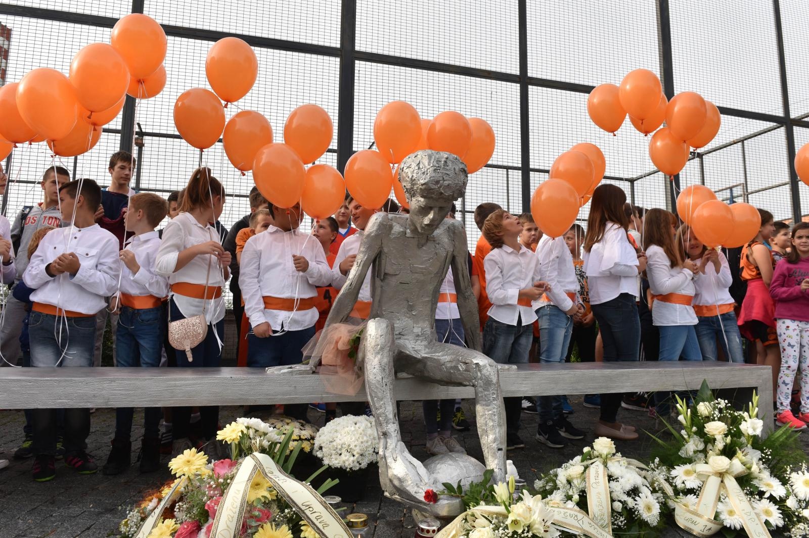 Šibenik: Puštanjem 53 balona obilježen rođendan Dražena Petrovića Šibenik: Puštanjem 53 balona obilježen rođendan Dražena Petrovića