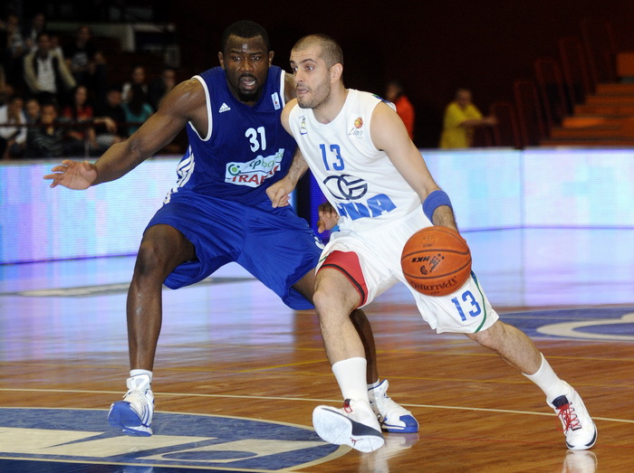 Zagreb, 080512.Dvorana OS u Trnskom. Kosarkaska A1 liga za prvaka, 13. kolo.KK Zagreb – KK Zadar.Na fotografiji: Abdulahi Kuso, Vedran Morovic.Foto: Damir Krajac / CROPIX Zagreb, 080512.Dvorana OS u Trnskom. Kosarkaska A1 liga za prvaka, 13. kolo.KK Zagreb – KK Zadar.Na fotografiji: Abdulahi Kuso, Vedran Morovic.Foto: Damir Krajac / CROPIX
