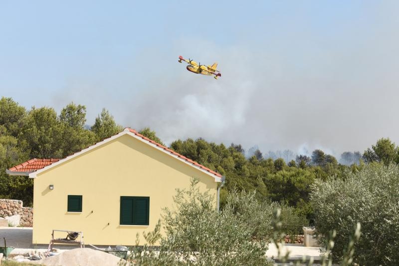 Kanaderi i air tractori gasili požar u blizini dikljanskih kuća i vikendica Kanaderi i air tractori gasili požar u blizini dikljanskih kuća i vikendica