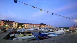 Dugi otok, 260609.
Dugi otok je jedva 1,5 sat udaljen od Zadra, jedan je od skrivenih Jadransih bisera. Sa raznolikom prirodom i plazama, cistim morem, on je namjenjen gostima koji vise cijene prirodu od zabave.
Na slici: najvece mjesto na Dugom Otoku Sal