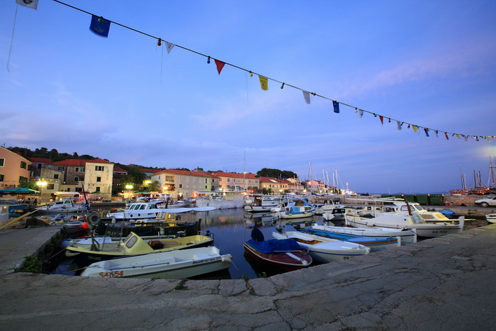Dugi otok, 260609.
Dugi otok je jedva 1,5 sat udaljen od Zadra, jedan je od skrivenih Jadransih bisera. Sa raznolikom prirodom i plazama, cistim morem, on je namjenjen gostima koji vise cijene prirodu od zabave.
Na slici: najvece mjesto na Dugom Otoku Sal