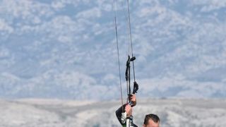 Jaka bura pružila je prigodu nekolicini kitesurfera da pokažu svoje umjeće na ninskoj plaži.  Photo: Dino Stanin/PIXSELL