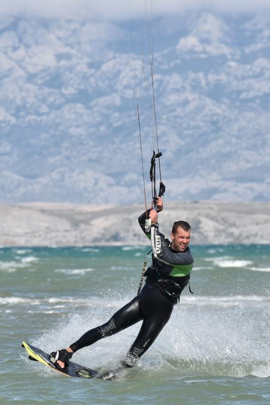Jaka bura pružila je prigodu nekolicini kitesurfera da pokažu svoje umjeće na ninskoj plaži.  Photo: Dino Stanin/PIXSELL