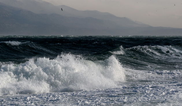 Zadar, 250113.
Zbog olujnog vjetra za sav promet zatvorene su: autocesta A1 izmedju cvorova Sveti Rok i Posedarje, drzavna cesta D54 Maslenica – Zaton Obrovacki, Jadranska magistrala (D8) od Senja do Svete Marije Magdalene i Paski most. 
Na fotografiji: d