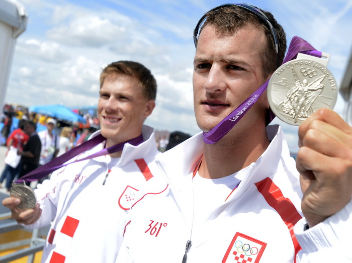 London, 030812.
Jezero Eton Dorney.
Hrvatski veslacki cetverac na parice David Sain, Damir Martin i braca Martin i Valent Sinkovic u finalnoj utrci osvojili srebrnu medalju na Olimpijskim Igrama u Londonu.
Foto: Drago Sopta / CROPIX London, 030812.
Jezero Eton Dorney.
Hrvatski veslacki cetverac na parice David Sain, Damir Martin i braca Martin i Valent Sinkovic u finalnoj utrci osvojili srebrnu medalju na Olimpijskim Igrama u Londonu.
Foto: Drago Sopta / CROPIX