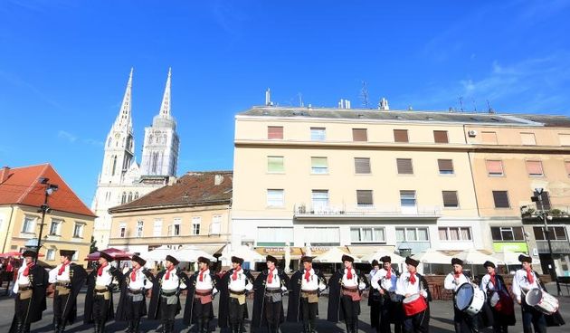 Zagreb: Počasna satnija Kravat pukovnije na Dolcu